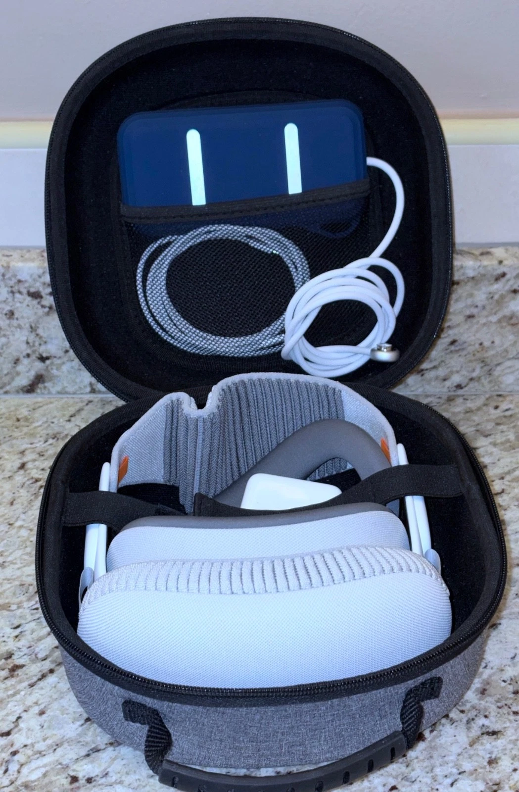Apple Vision Pro 1TB – Solo Knit Band (M) – Dual Loop Band (M) – Light Seal 23W – Like New