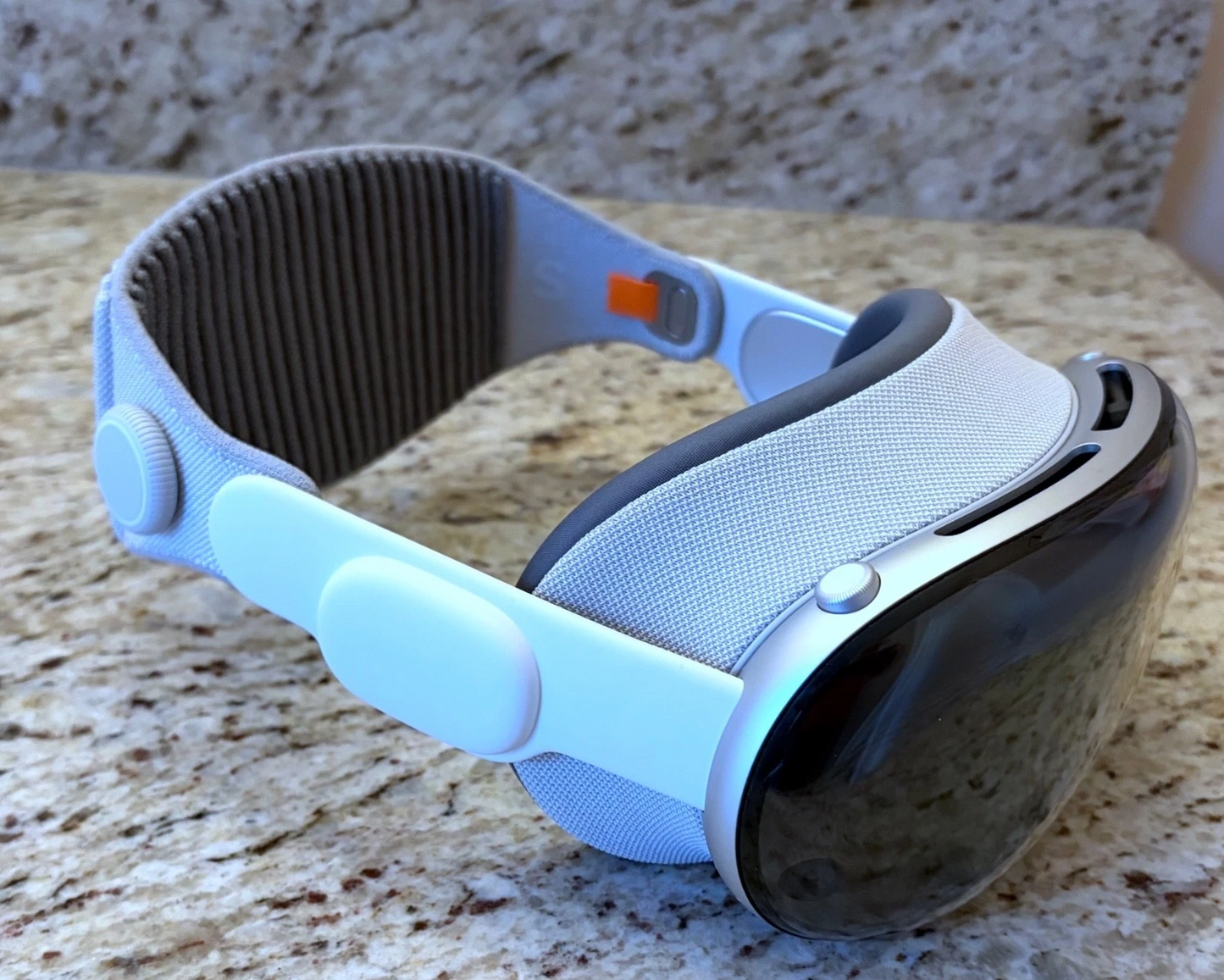 Apple Vision Pro 1TB – Solo Knit Band (M) – Dual Loop Band (M) – Light Seal 23W – Like New