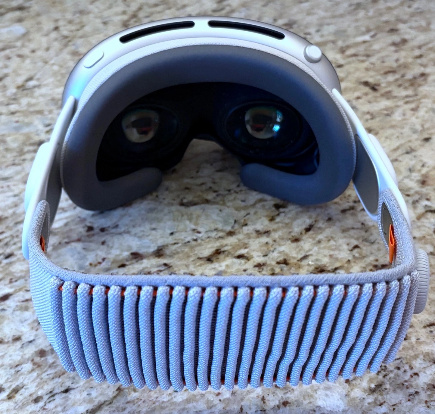 Apple Vision Pro 1TB – Solo Knit Band (M) – Dual Loop Band (M) – Light Seal 23W – Like New