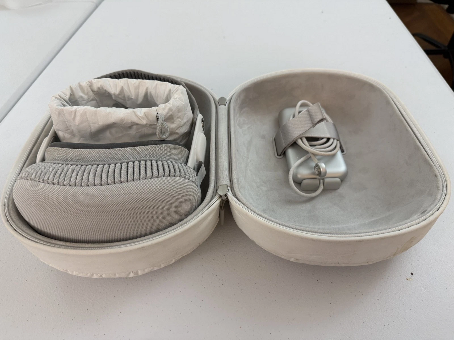 Apple Vision Pro 1TB – Solo Knit Band (M) – Case – Good Condition